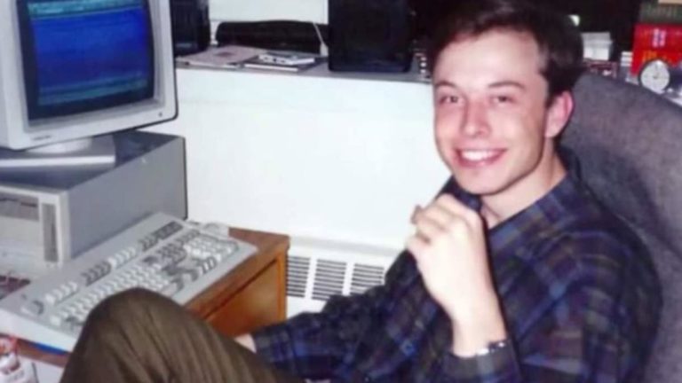 Elon Musks sets location to Trollheim and confirms he plays Runescape
