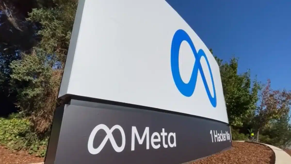 Meta/Facebook stocks dropped by USD$230 billion dollars in one hour