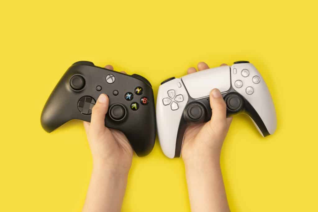 Series X vs DualSense controller
