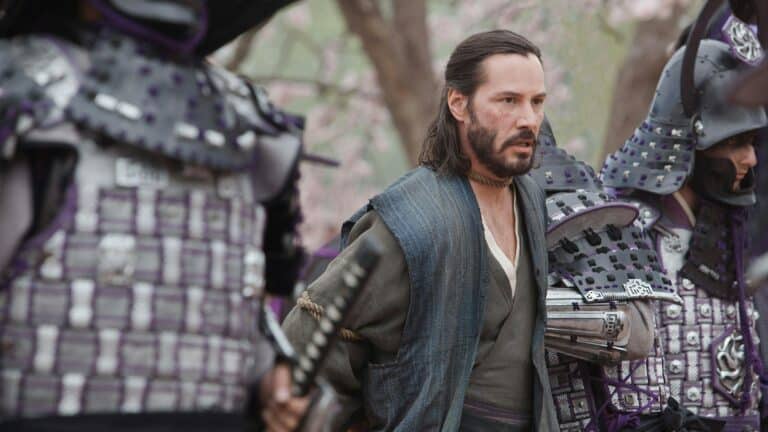 Keanu Reeves as Kai stands among armoured samurai in 47 Ronin